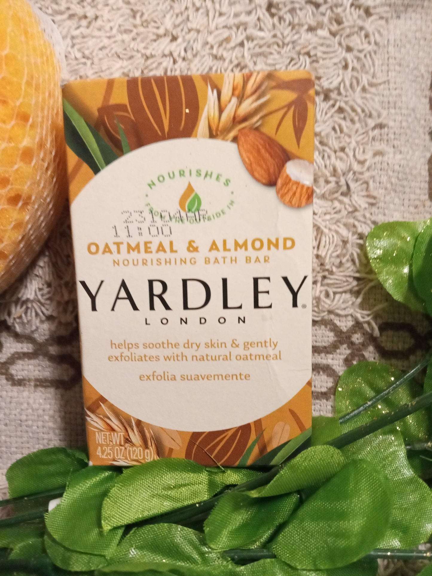 Set of 2 Oatmeal almond nourishing bath bar by Yardley and linden size 4.25 Oz help sue the dry skin gently exfoliate with natural oatmeal